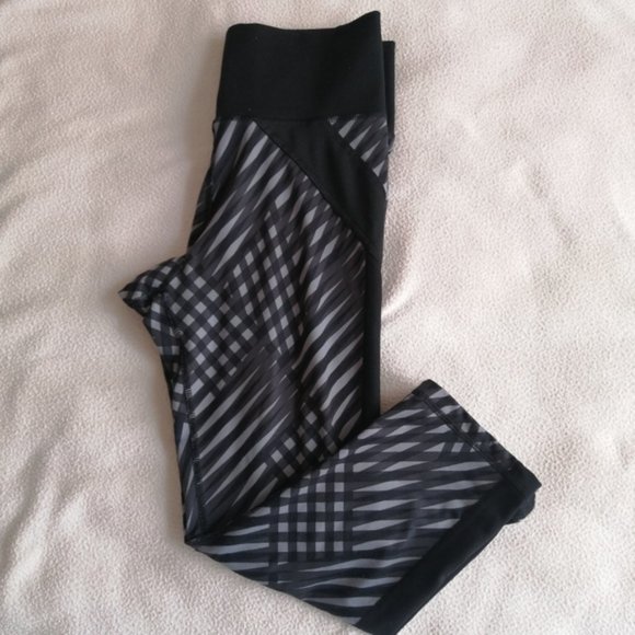 Adidas Gray & Black Printed High Rise Crop Capris Leggings - Picture 7 of 13